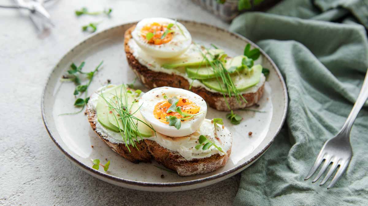 jajko i awokado - białko w diecie dla mózgu